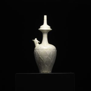 定窑白釉宝莲纹龙首净瓶