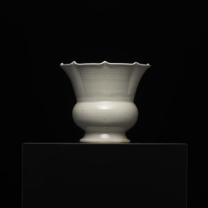 定窑白釉葵口尊
