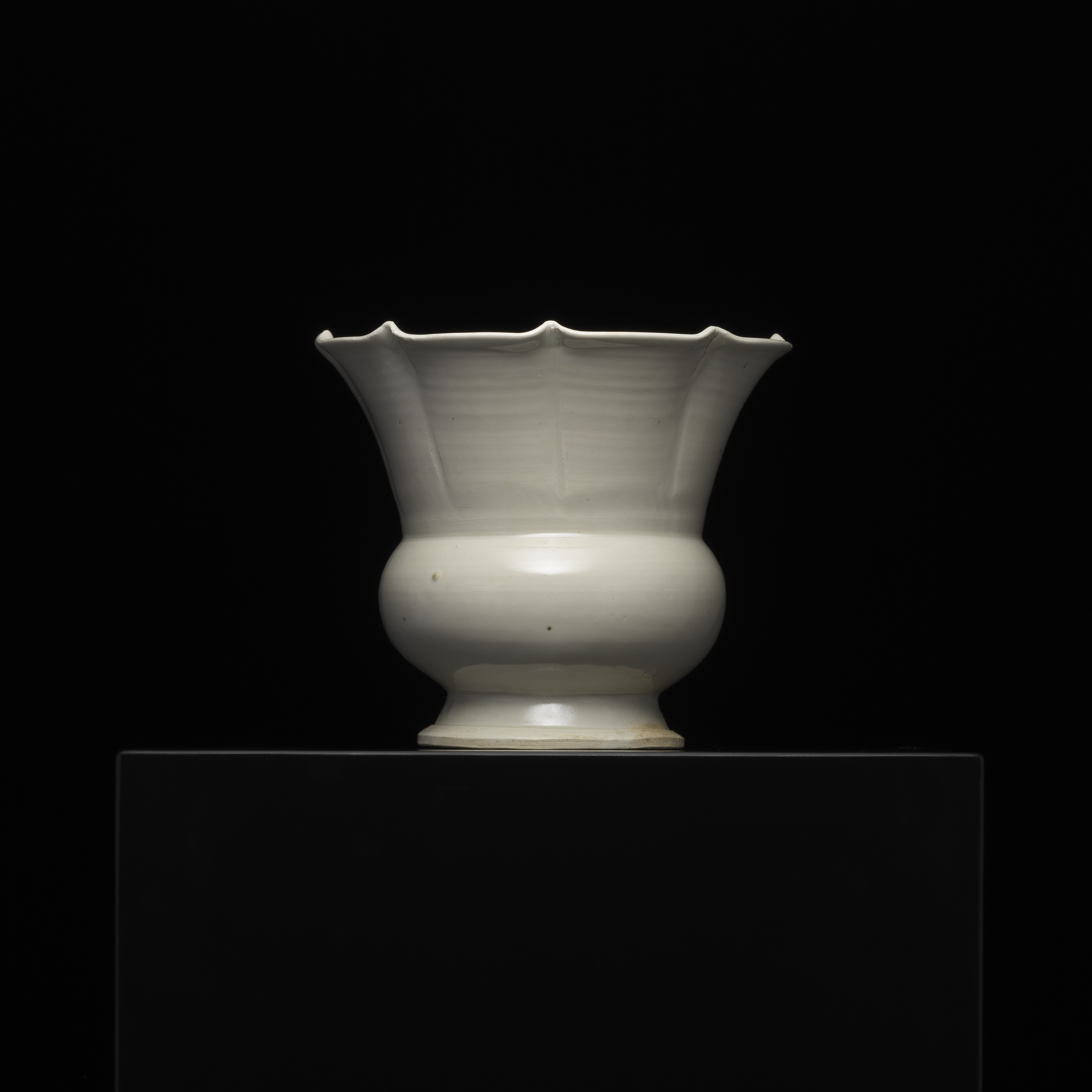定窑白釉葵口尊