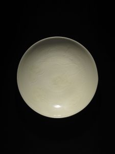 定窑白釉龙纹盘