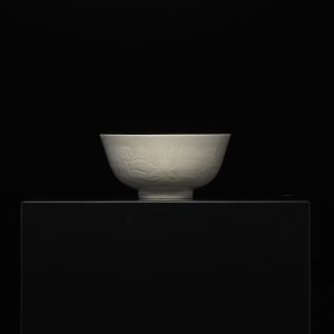 定窑白釉宝莲纹碗